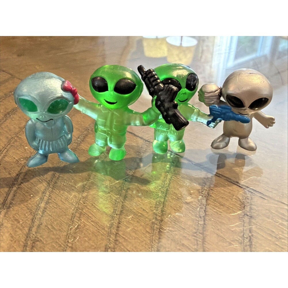 Miniature Alien Figurine Vending Machine Toy Premium Prize metallic green set
